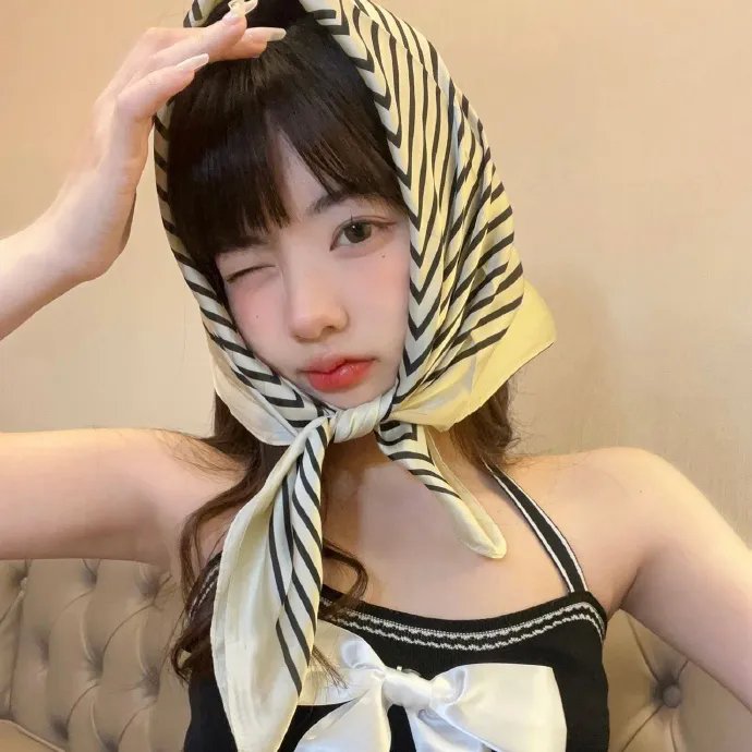 出墙红杏两家春